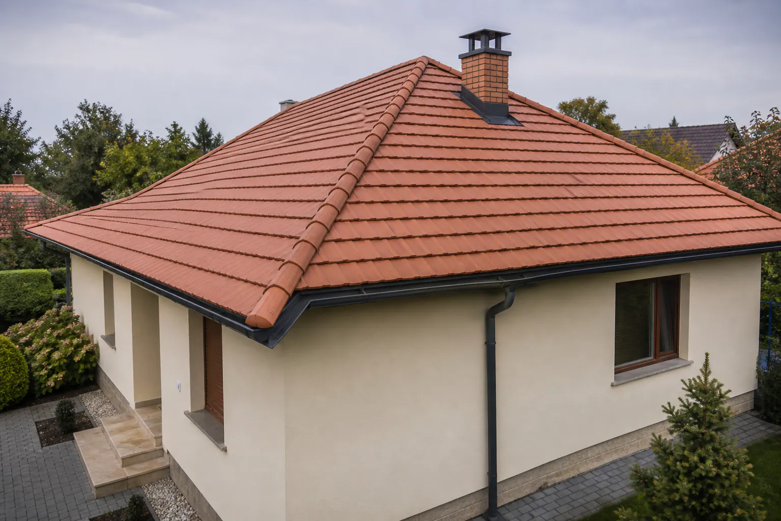 Cserépfedésű családi ház tetője